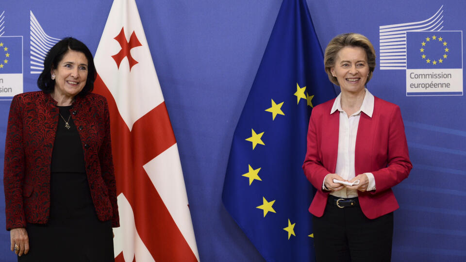 WA 13 Brusel - Gruzínska prezidentka Salome Zurabišviliová (vľavo) a predsedníčka Európskej komisie (EK) Ursula von der Leyenová počas stretnutia v Bruseli v piatok 22. januára 2021. FOTO TASR/AP
Georgia's President Salome Zourabichvili, left, and European Commission President Ursula von der Leyen pose for a photograph before their meeting at the European Commission headquarters in Brussels, Friday, Jan. 22, 2021. (Johanna Geron, Pool Photo via AP)