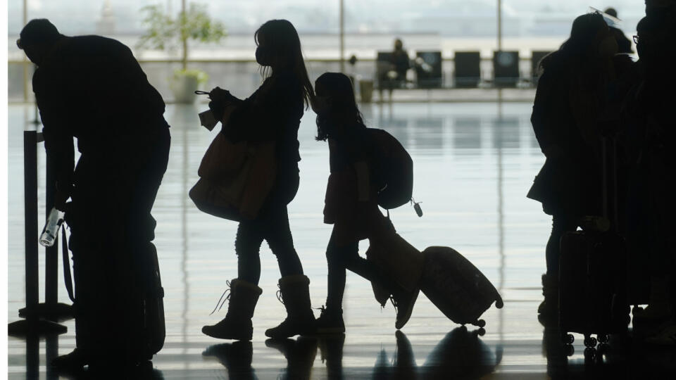 WA 27 Salt Lake City - Cestujúci kráčajú cez halu medzinárodného letiska v americkom meste Salt Lake City v stredu 17. marca 2021. Letecké spoločnosti a spoločnosti pôsobiace v cestovnom ruchu podporujú zavedenie digitálneho zeleného preukazu, takzvaného COVID pasu, ktorý by podporil oživenie koronakrízou zasiahnutého cestovného ruchu pred blížiacou sa letnou turistickou sezónou. FOTO TASR/AP
Travelers walk through the Salt Lake City International Airport Wednesday, March 17, 2021, in Salt La
