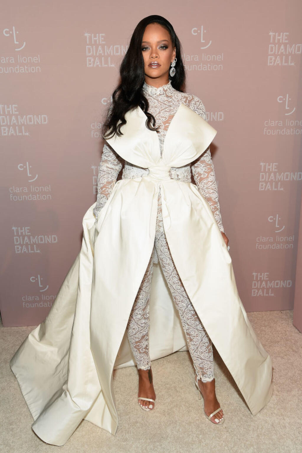 Krajkový overal povýšila obria mašľa na extravagantný kúsok, ako stvorený pre Rihannu. Dielo francúzskeho návrhára Alexisa Mabilleho si obliekla na galavečer Diamond Ball v New Yorku.