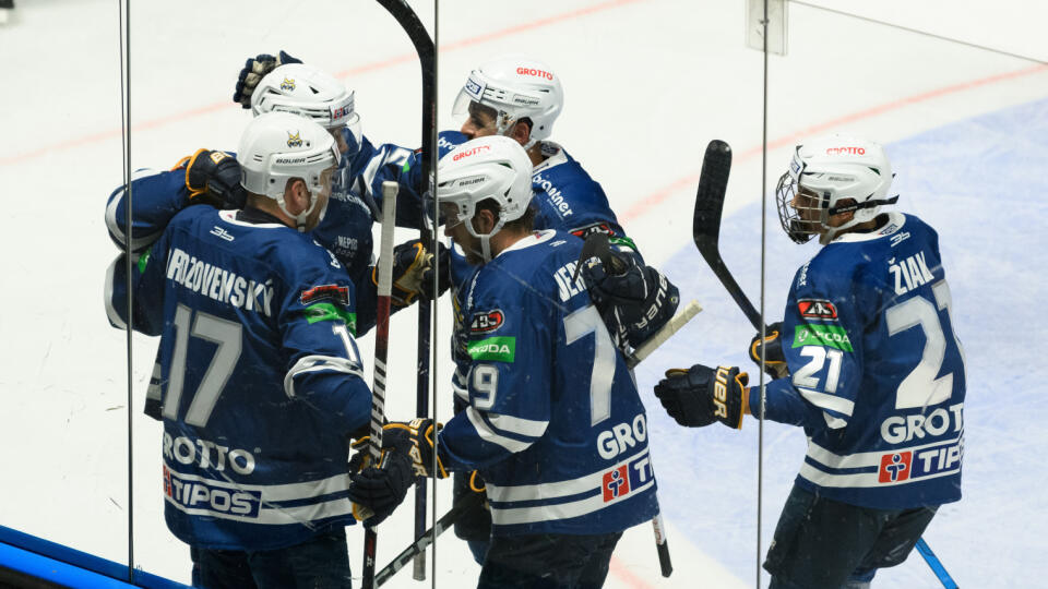 Na snímke gólová radosť hráčov Spišskej Novej Vsi v zápase 7. kola hokejovej Tipos extraligy HK Nitra - HK GROTTO Spišská Nová Ves 7. októbra 2022 v Nitre. FOTO TASR - Henrich Mišovič