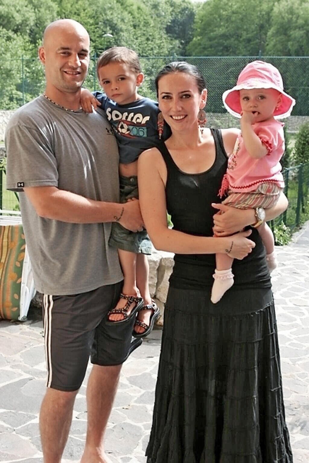 Po manželovej smrti žije pre deti Lucasa a Zaru.