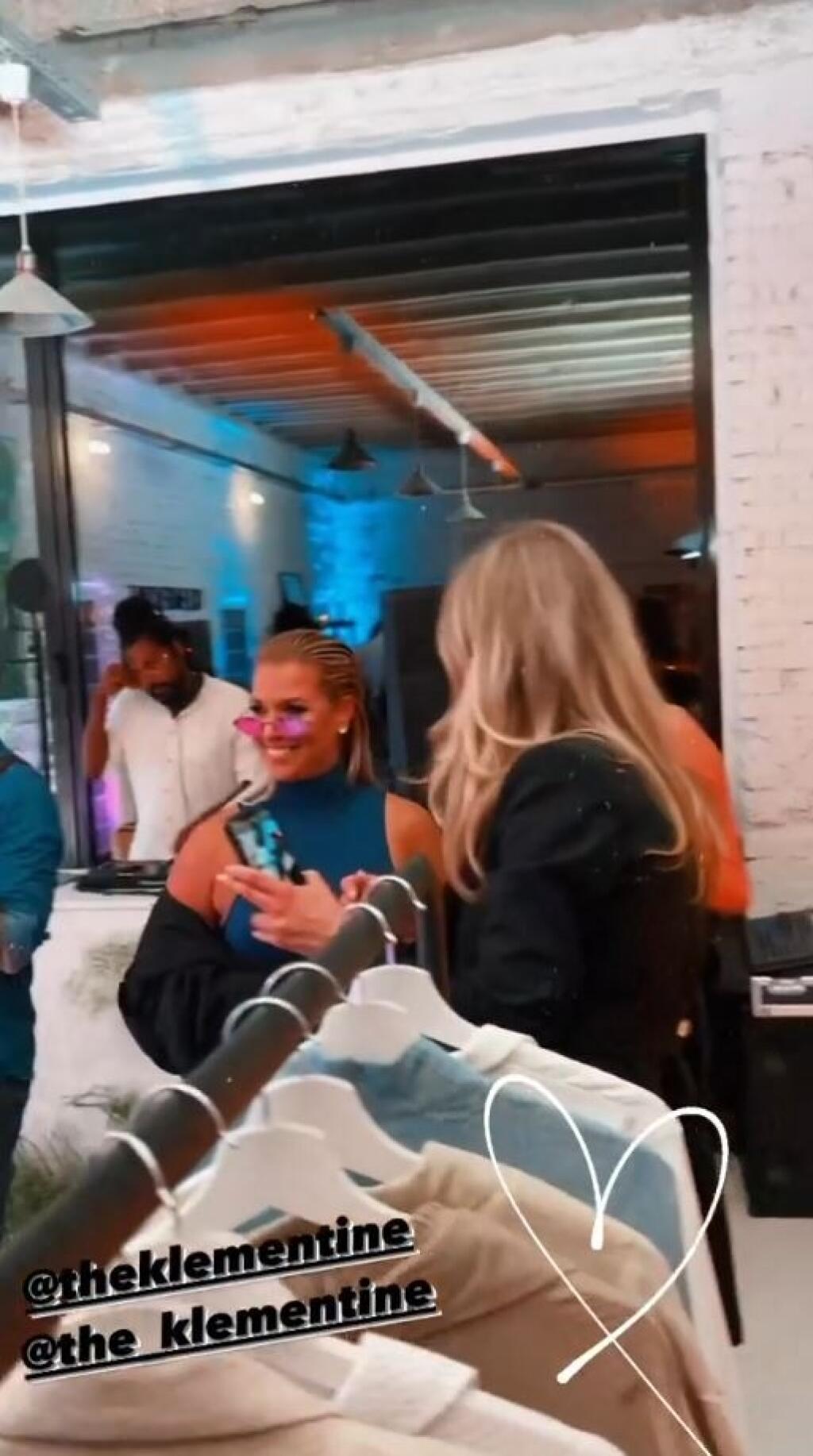 Zdá sa, že krušné týždne berie bývalá tenistka športovo, pretože po návrate z dovolenky sa objavila v spoločnosti, tentoraz na otváraní showroomu obchodu jej kamarátky