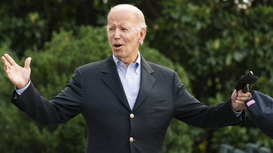 PK 61 Washington - Americký prezident Joe Biden reaguje na otázky novinárov pred odchod z Bieleho domu do dovolenkového sídla v štáte Delaware vo Washingtone 7. augusta 2022. Biden ukončil v nedeľu izoláciu po tom, ako mal v priebehu dvoch dní už druhý negatívny výsledok testu na koronavírus. Biden následne opustil Biely dom, a to po prvý raz od 20. júla. FOTO TASR/AP
President Joe Biden responds to reporters questions as he walks to board Marine One on the South Lawn of the White House in Wash