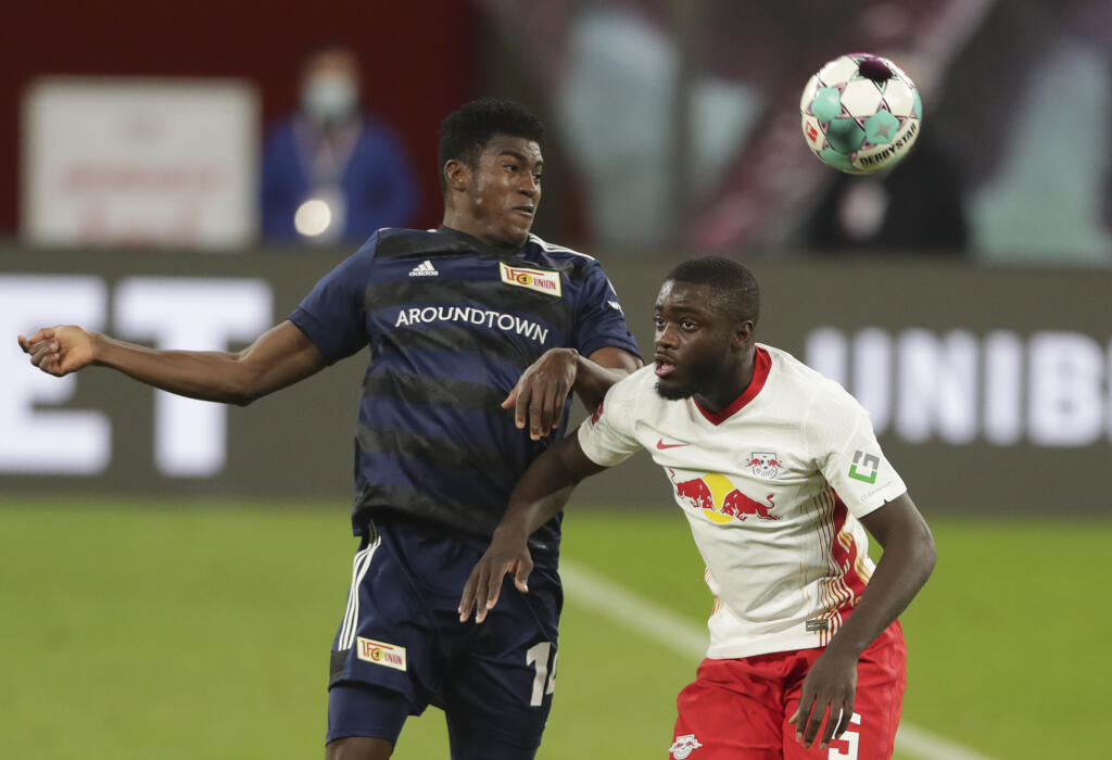 JB 59 Lipsko - Hráč Unionu Taiwo Awoniyi (vľavo) v hlavičkovom súboji s Dayotom Upamecanom z Lipska vo futbalovom zápase nemeckej Bundesligy RB Lipsko - 1. FC Union Berlín v Lipsku 20. januára 2021. FOTO TASR/AP
Union's Taiwo Awoniyi, left, and Leipzig's Dayot Upamecano challenge for the ball during the German Bundesliga soccer match between RB Leipzig and 1. FC Union Berlin in Leipzig, Germany, Wednesday, Jan. 20, 2021. (AP Photo/Michael Sohn)