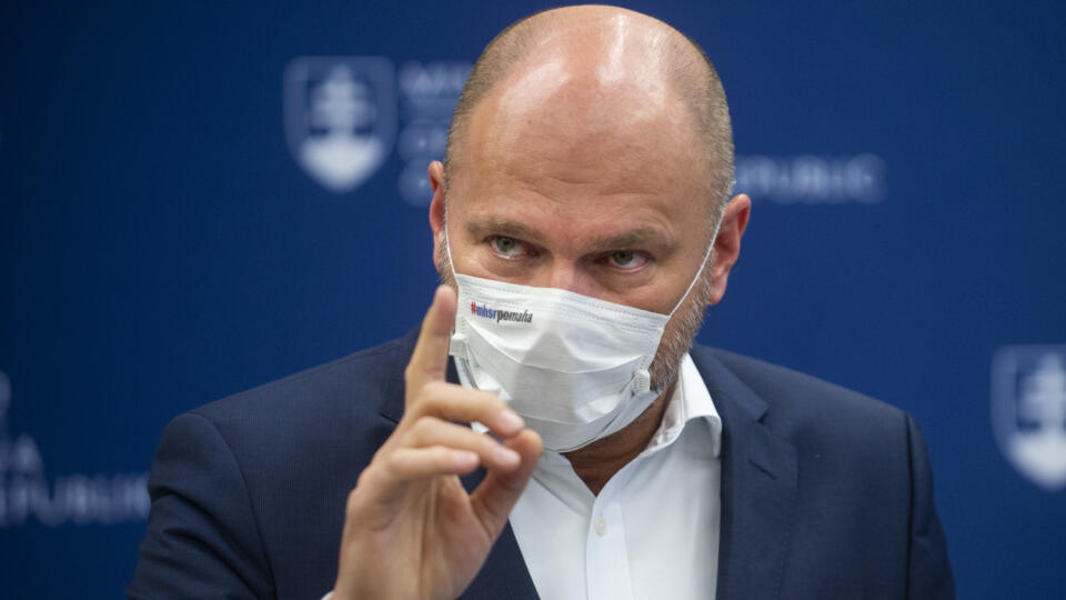 Na snímke podpredseda vlády a minister hospodárstva SR Richard Sulík (SaS) reaguje na výroky premiéra Igora Matoviča (OĽaNO) v súvislosti s nákupom antigénových testov počas tlačovej konferencie v Bratislave vo štvrtok 10. decembra 2020. FOTO TASR - Jakub Kotian