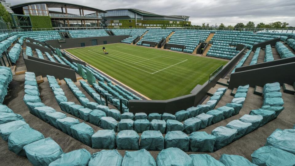 KK2 Londýn - Zamestnanec kosí trávnik na tenisovom kurte číslo 3 v areáli All England Clubu, ktorý sa nachádza v londýnskej štvrti Wimbledon 29. júna 2020. Wimbledon sa mal konať od 29. júna do 12. júla, ale zrušili ho pre pandémiu koronavírusu. FOTO TASR/AP
A member of ground staff tends to the grass on No.3 Court at the All England Lawn Tennis Club in Wimbledon, London Monday June 29, 2020 on the day The Championships were due to start. The 2020 Wimbledon Tennis Championships were cancelled du