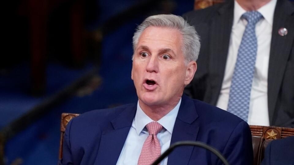 Republikánsky kandidát Kevin McCarthy (vľavo) počas tretieho kola hlasovania voľby predsedu snemovne amerického Kongresu vo Washingtone 3. januára 2023.
