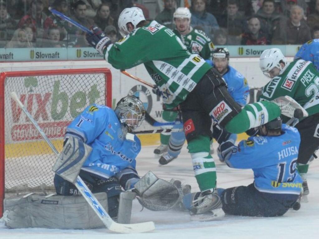 Brankár Slovana Sasu Hovi, Miroslav Ďurák zo Skalice, Martin Hujsa zo Slovana a Dušan Pašek zo Skalice v 4. zápase semifinále hokejovej extraligy medzi HK 36 Skalica - HC Slovan Bratislava. Skalica, 21. marec 2009.
