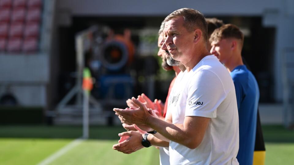 Na snímke tréner slovenských reprezentantov vo futbale do 21 rokov Jaroslav Kentoš počas prípravného zápasu Slovensko 21 - Maďarsko 21 v Trnave vo štvrtok 15. júna 2023. FOTO TASR - Lukáš Grinaj