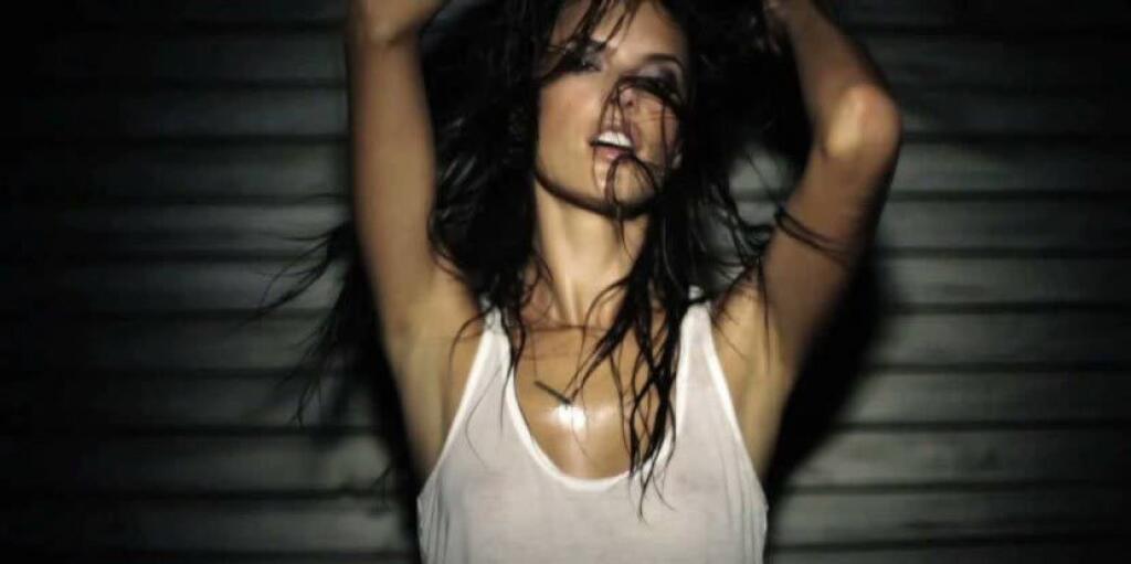 Alessandra Ambrosio v mokrom tieločku.