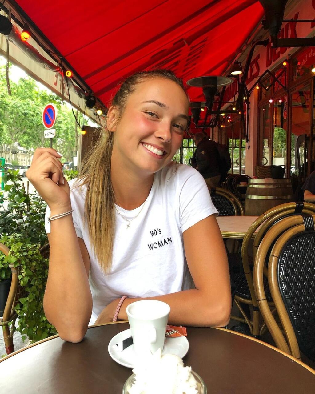 Sexi tenistka Sara Cakarevicová nemá v tenise na ružiach ustlané. Vynahrádza si to dráždivými zábermi na sociálnych sieťach.