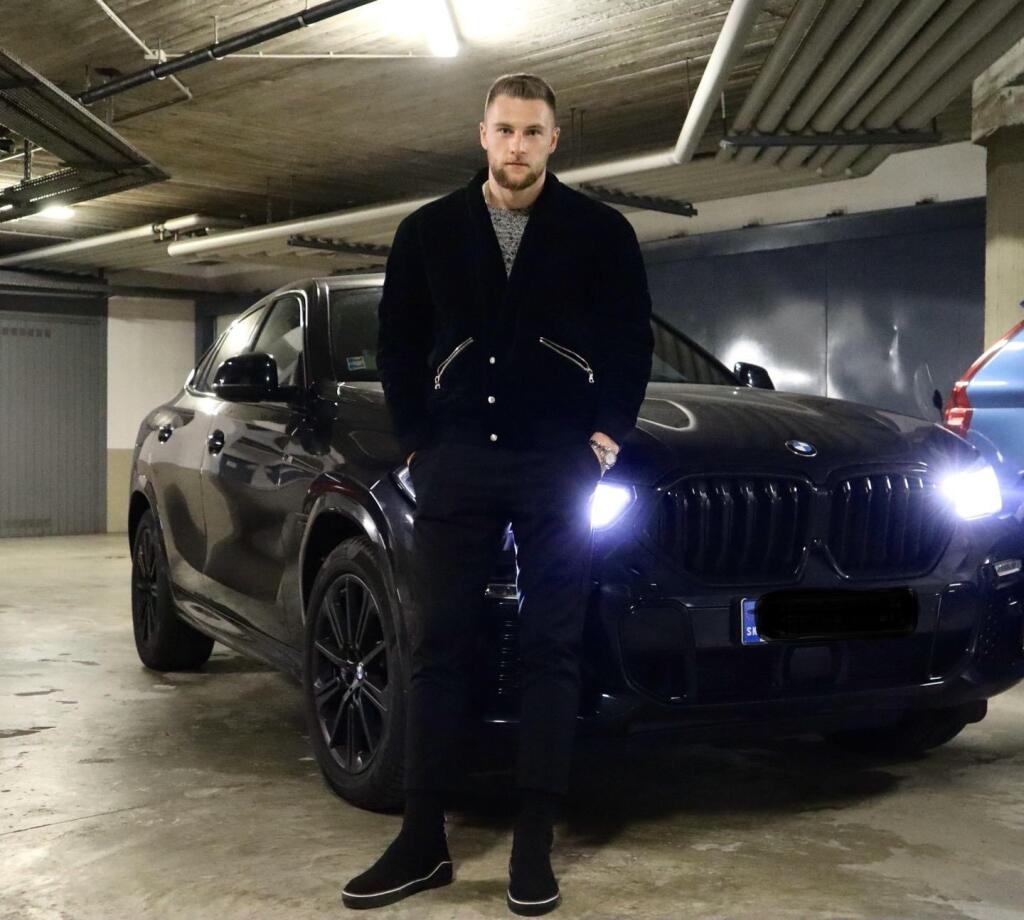 Aj Milan Škriniar má rád luxusné autá.