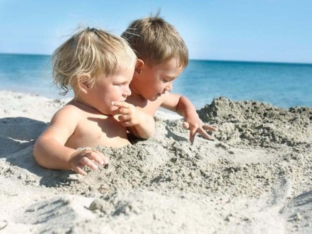 дети в песке на пляже