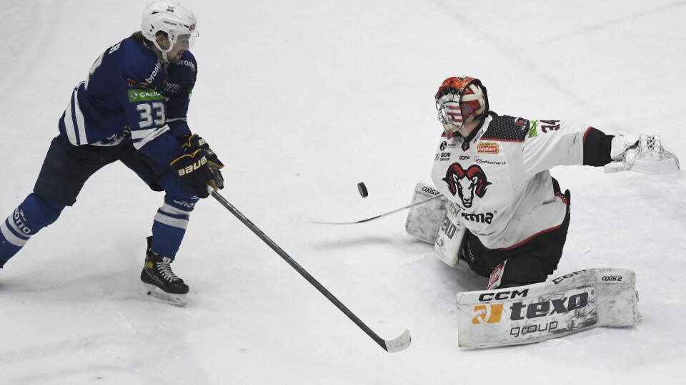 Na snímke vpravo brankár Filip Belányi (Banská Bystrica) a vľavo Elias Ulander (Spišská Nová Ves) v šiestom zápase štvrťfinále play off hokejovej Tipos extraligy medzi HK GROTTO Spišská Nová Ves - HC '05 Banská Bystrica 25. marca 2023 v Spišskej Novej Vsi. FOTO TASR – František Iván