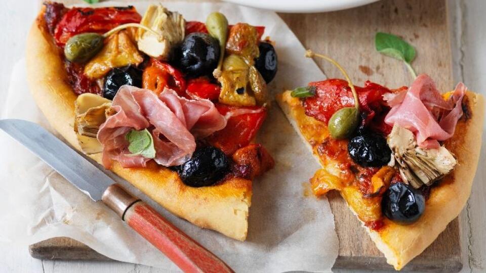 Pizza so šunkou a artičokami