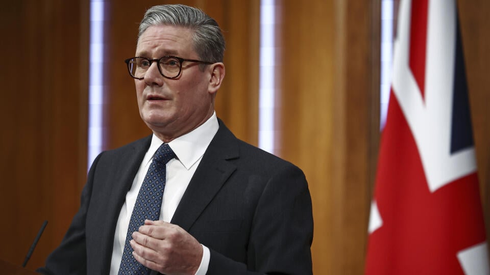 KK44 Londýn - Britský premiér Keir Starmer hovorí počas tlačovej konferencie na Downing Street 10 v Londýne 21. januára 2025. Britský premiér Keir Starmer v utorok vyhlásil, že zavraždenie troch dievčat na tanečnom kurze musí viesť k