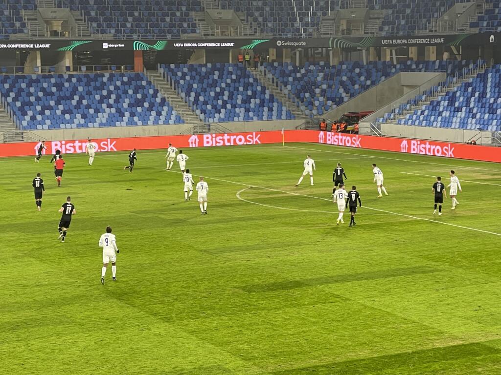 Ihrisko na Národnom futbalovom štadióne je opäť v hrozivom stave.