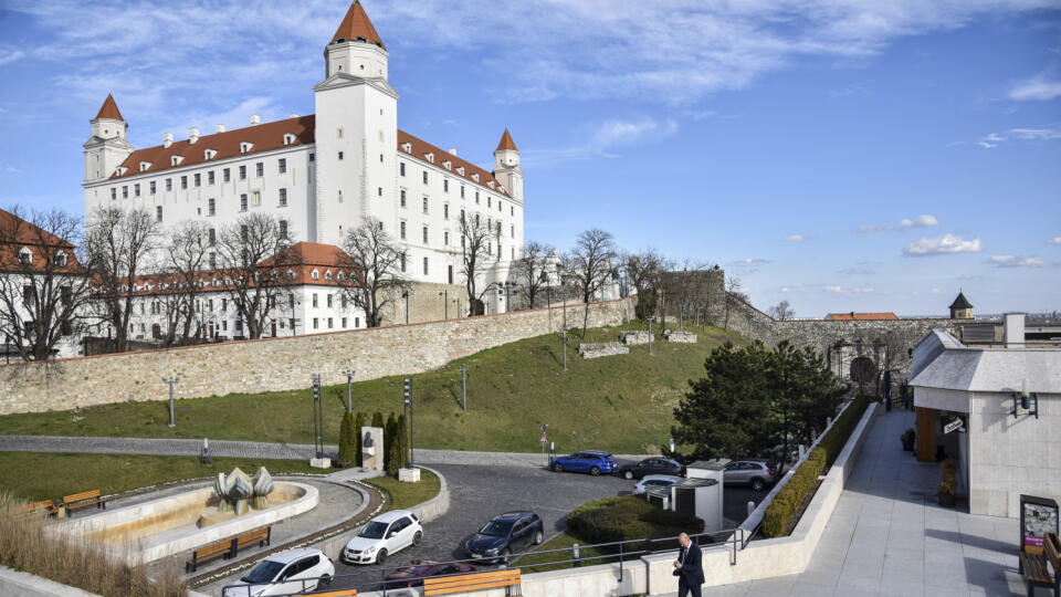 Na snímke pohľad na Bratislavský hrad počas teplého dňa 12. marca 2020 v Bratislave. FOTO TASR - Pavol Zachar