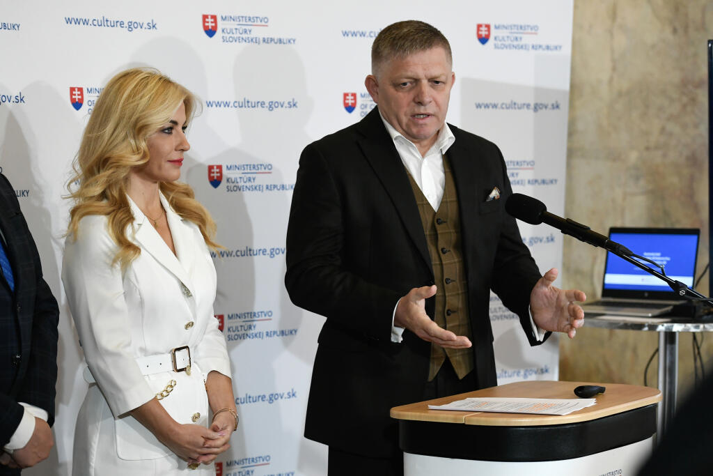 Na snímke ministerka kultúry SR Martina Šimkovičová (nominantka SNS) a predseda vlády SR Robert Fico (Smer-SD) počas vyhlásenia po kontrolnom dni na Ministerstve kultúry SR v pondelok 22. apríla 2024 v Bratislave. FOTO TASR - Pavel Neubauer

