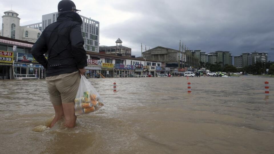 Tajfún si vyžiadal najmenej jednu obeť, tisíce ľudí sú bez elektriny.