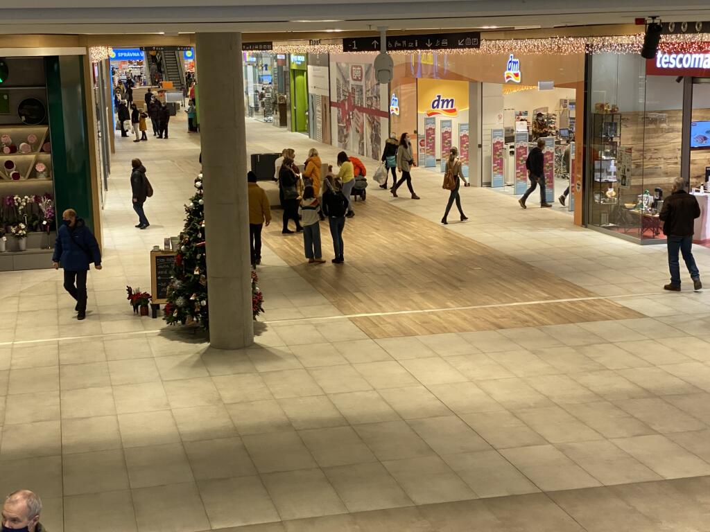 Nákupné centrum v Prešove niekoľko dní pred lockdownom.