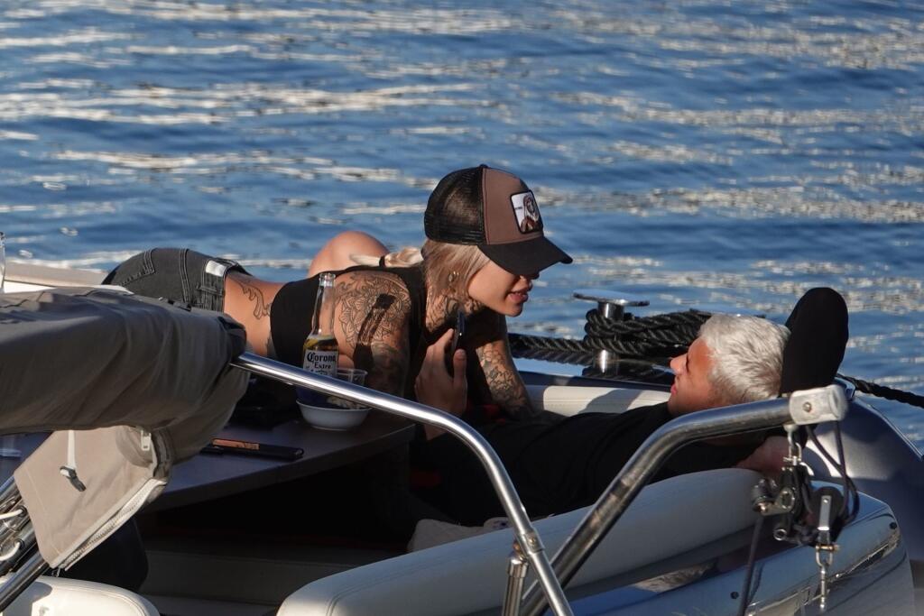 Futbalista Theo Hernandez a modelka Zoe Cristofoli si užili plavbu na jachte plnú erotiky.