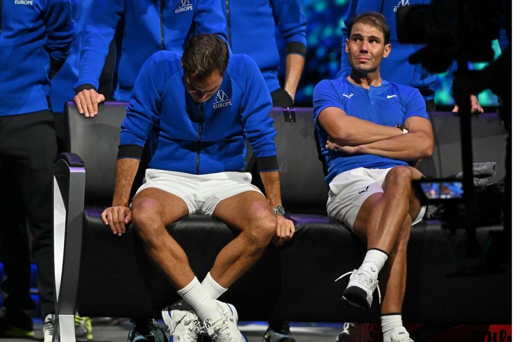 Nakoniec plakali Roger Federer a Rafael Nadal spoločne počas toho, ako spievala na kurte Ellie Goulding