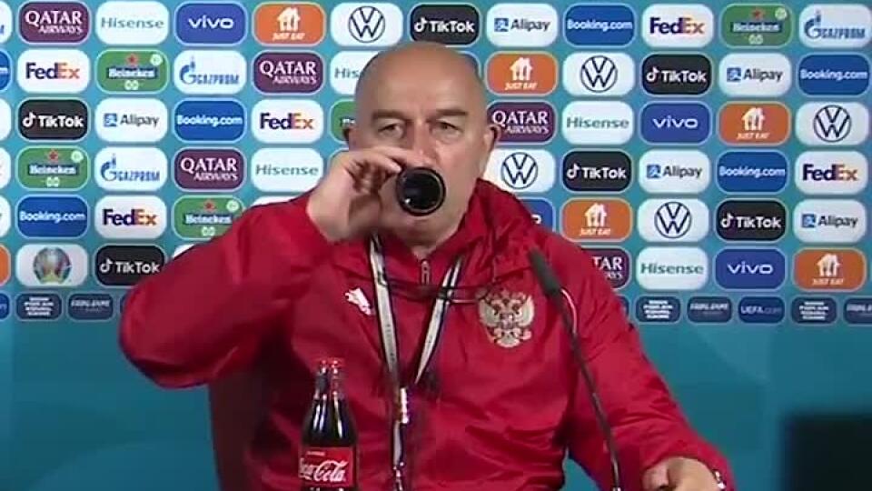 Ruský tréner si z Ronaldovej výzvy ťažkú hlavu nerobí: Pozrite, čo si dovolil na tlačovke
