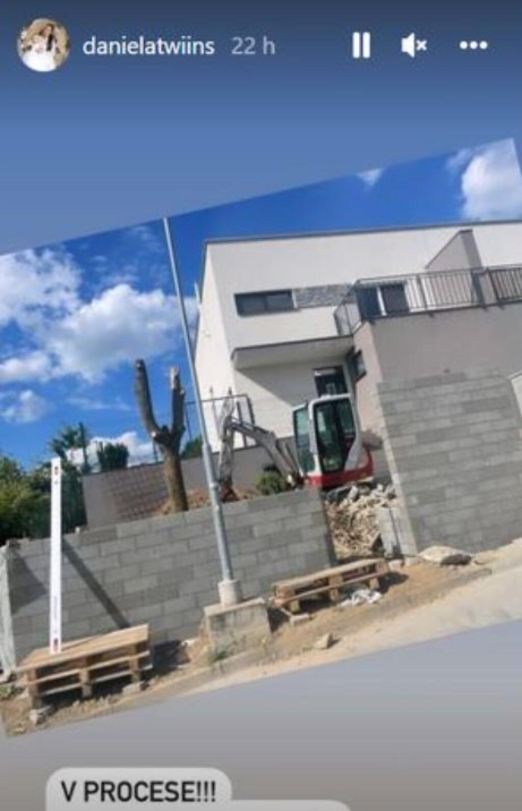 Daniela Nízlová sa po rozchode s Lobotkom presťahovala aj s dcérkou späť na Slovensko. Tam kúpila dom spolu so sestrou Veronikou, ktorý prerobili a užívajú si poriadny luxus.