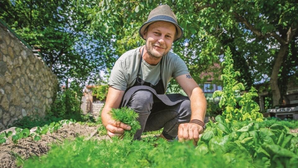 Nie je žiadne tajomstvo, že
Marcelovou slabosťou sú bylinky.
Pestuje ich niekoľko, asi
najradšej má však tymian. „Na
grile fantasticky dochutí ryby,
hydinu aj zeleninu.“