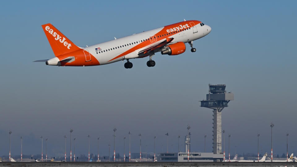 KK9 archív Schönefeld - Na archívnej snímke z 14. decembra 2022 lietadlo spoločnosti EasyJet odlieta z letiska Berlín Brandenburg (BER) v Schönefelde. Britská letecká spoločnosť EasyJet očakáva, že jej zisk za celý finančný rok prekoná odhady analytikov. Povzbudili ju rezervácie leteniek na leto a silný dopyt počas Veľkej noci aj napriek štrajkom vo Francúzsku. FOTO TASR/DPA
ARCHIV - 14.12.2022, Brandenburg, Schönefeld: Ein Passagierflugzeug der Fluggesellschaft easyJet startet von der Südbahn