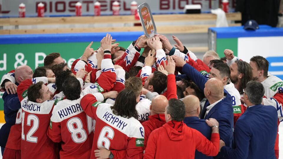 EBE 60 Tampere - Českí hokejisti oslavujú s trofejou pre majiteľa bronzových medailí na 85. majstrovstvách sveta v ľadovom hokeji vo fínskom Tampere po tom, ako v súboji o 3. miesto zdolali USA 8:4 v nedeľu 29. mája 2022. FOTO TASR/AP
The Czech Republic team holds the Bronze medal trophy after the Hockey World Championship bronze medal match between Czech Republic and USA in Tampere, Finland, on Sunday, May 29, 2022. The Czech Republic won 8-4. (AP Photo/Martin Meissner)