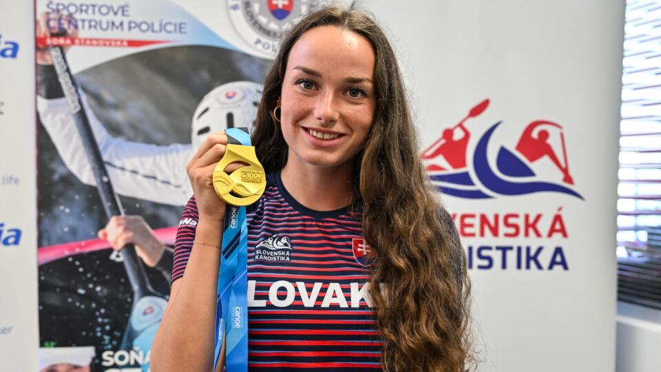 Na snímke slovenská reprezentantka vo vodnom slalome Soňa Stanovskápózuje so zlatou medailou počas tlačovej konferencie po návrate z majstrovstiev sveta v Krakove, kde sa stala majsterkou sveta C1 v kategórii do 23 rokov v Bratislave v utorok 22. augusta 2023. FOTO TASR - Pavol Zachar