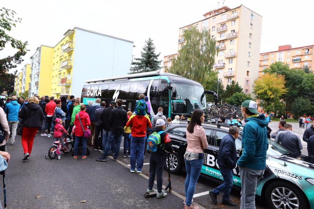 Takto to vyzerá pred štvrtou etapou pretekov Okolo Slovenska. Fanúšikovia sa prišli pozrieť hlavne na Petra Sagana.