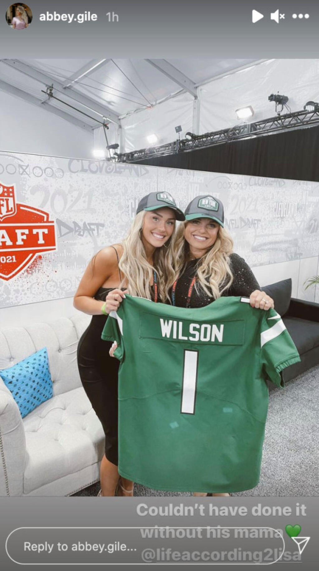Mladého quarterbacka draftoval New York Jets a na drafte sa s ním objavila poriadne sexi blondína. Internet okamžite začal riešiť, ktože sa to objavil po Wilsonovom boku, až prišiel na to, že to nie je jeho priateľka, ale mama.