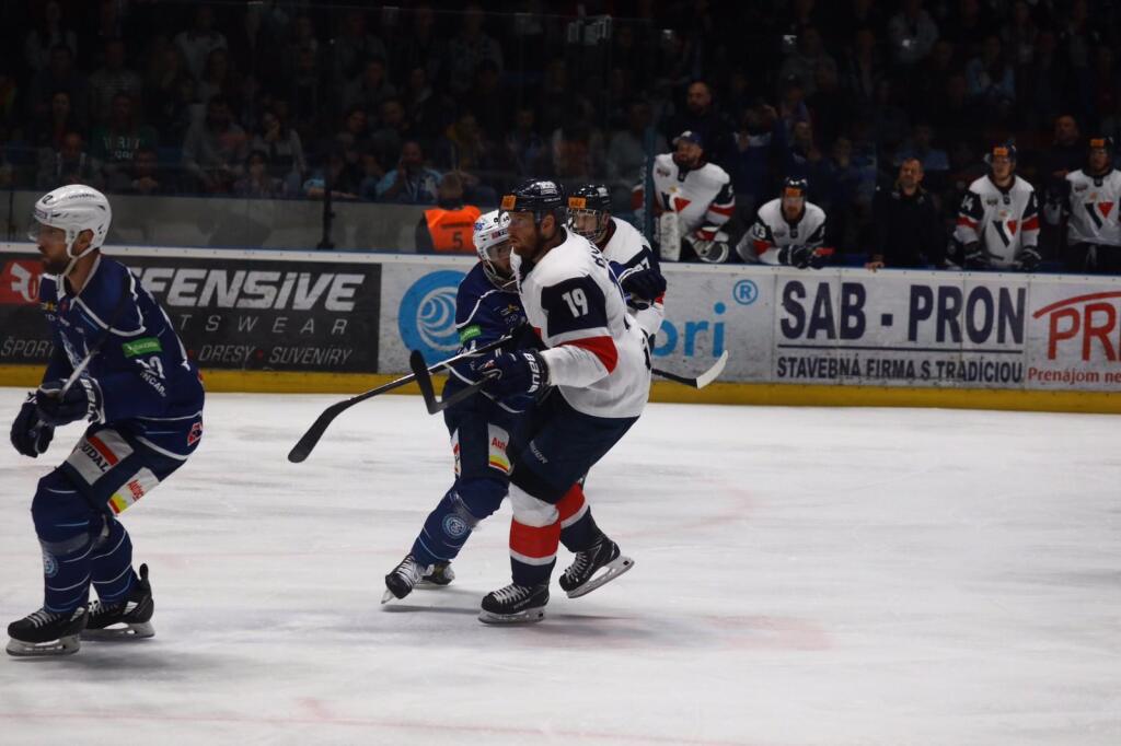 Hráči HC Slovan Bratislava a HK Nitra vo finále play off Tipos extraligy.