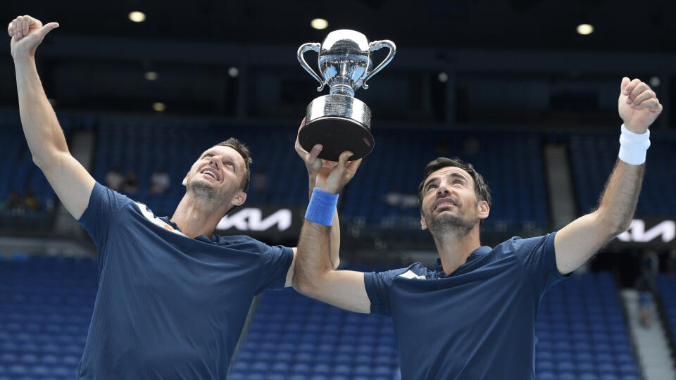 KK15 Melbourne - (vľavo) a Ivan Dodig pózuje s trofejou po víťazstve vo finále mužskej štvorhry proti americko-britskému páru Rejeev Ram, Joe Salisbury na grandslamovom turnaji Australian Open.