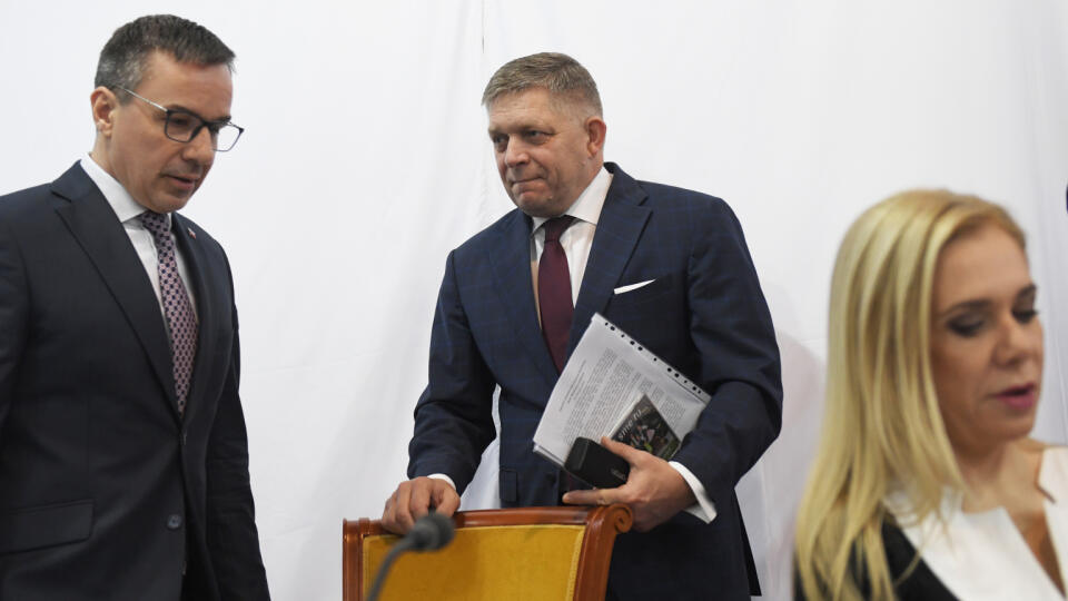 Na snímke zľava minister práce, sociálnych vecí a rodiny SR Erik Tomáš (Hlas-SD), predsexda vlády SR Robert Fico (Smer-SD) a podpredsedníčka vlády a ministerka hospodárstva SR Denisa Saková (Hlas-SD) počas výjazdového rokovania vlády SR na Základne škole T. J. Moussona v Michalovciach 28. februára 2024. Predmetom výjazdového rokovania vlády Roberta Fica je aktuálna sociálna a ekonomická situáciu v okresoch Michalovce a Sobrance. FOTO TASR - František Iván