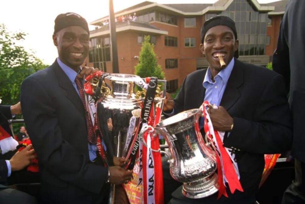 Dwight Yorke bol nerozlučným priateľom Andyho Colea. Aj preto bývali neďaleko seba. York hral za červených diablov štyri sezóny a dokopy strelil za Manchester United 65 gólov v 152 vystúpeniach.