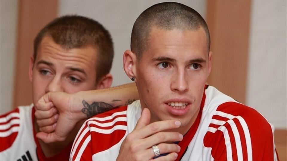 Nie je to však prvýkrát, čo si dal bývalý kapitán slovenskej futbalovej reprezentácie ostrihať kohúta z hlavy.