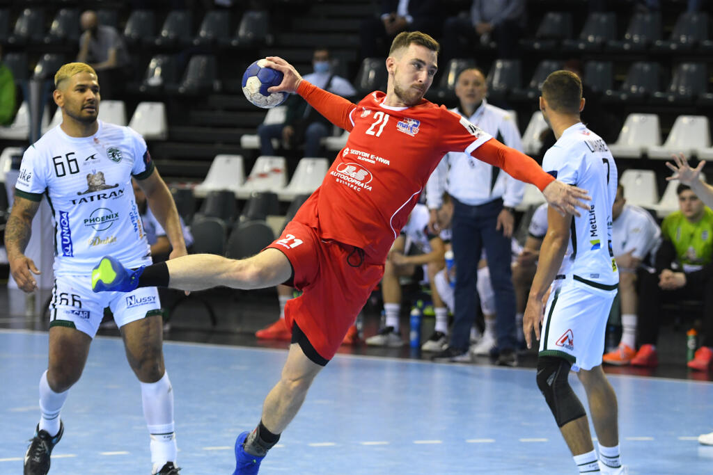 Na snímke s loptou Martin Briatka (MŠK Považská Bystrica), vľavo Pavel Caballero Hernandez (Tatran Prešov) v treťom zápase finále play off Niké Handball Extraligy mužov v hádzanej Tatran Prešov – MŠK Považská Bystrica.