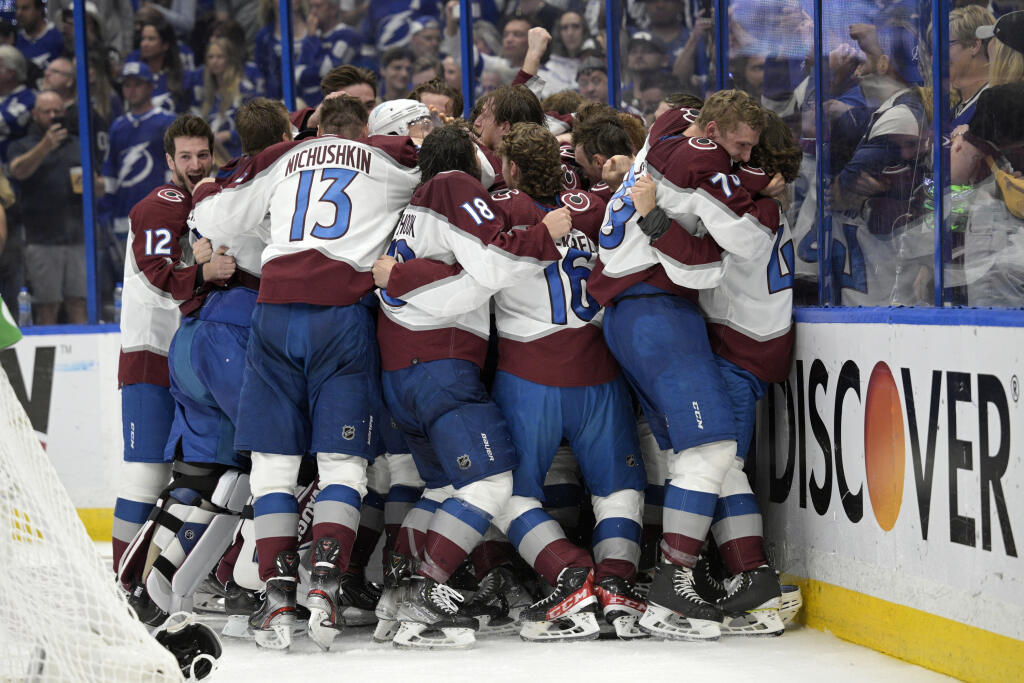 PK 8 Tampa - Na snímke hráči Colorada Avalanche sa tešia po víťazstve v šiestom zápase finále NHL Tampa Bay Lightning - Colorado Avalanche v Tampe 26. júna 2022. Hokejisti Colorada Avalanche získali tretíkrát v histórii Stanleyho pohár. V šiestom dueli finále play off NHL zvíťazili v noci na pondelok na ľade Tampy Bay Lightning 2:1 a v celej sérii triumfovali 4:2 na zápasy.