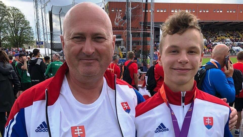 Matej Baluch spoločne s trénerom Edmundom KOváčom oslavujú bronz majstrovstiev Európy.