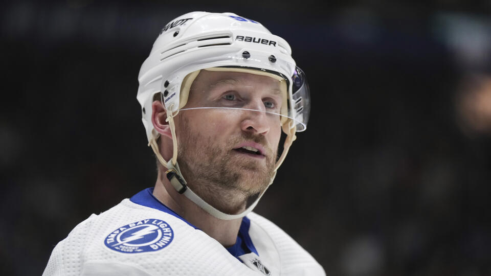 KK13 Vancouver - Hokejista Steven Stamkos z Tampy Bay Lighting počas zápasu zámorskej NHL Vancouver Canucks - Tampa Bay Lighting 18. januára 2023 vo Vancouveri. FOTO TASR/AP
Tampa Bay Lightning's Steven Stamkos talks to one of the officials during a stoppage in play during the second period of the team's NHL hockey game against the Vancouver Canucks on Wednesday, Jan. 18, 2023, in Vancouver, British Columbia. (Darryl Dyck/The Canadian Press via AP)