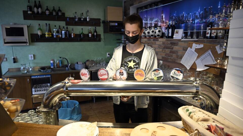 Na snímke čašníčka čapuje pivo v otvorenej reštaurácii Domček Ťahanovce v Košiciach v utorok 8. decembra 2020. Napriek zákazu majitelia otvorili brány svojich podnikov. Ide o reštaurácie, kaviarne aj bary po celom Slovensku. Najviac ich otvoria pravdepodobne v Košiciach. Do Iniciatívy Bojujeme za naše gastro sa tu zapojí najmenej 40 prevádzok. FOTO TASR - Roman Hanc