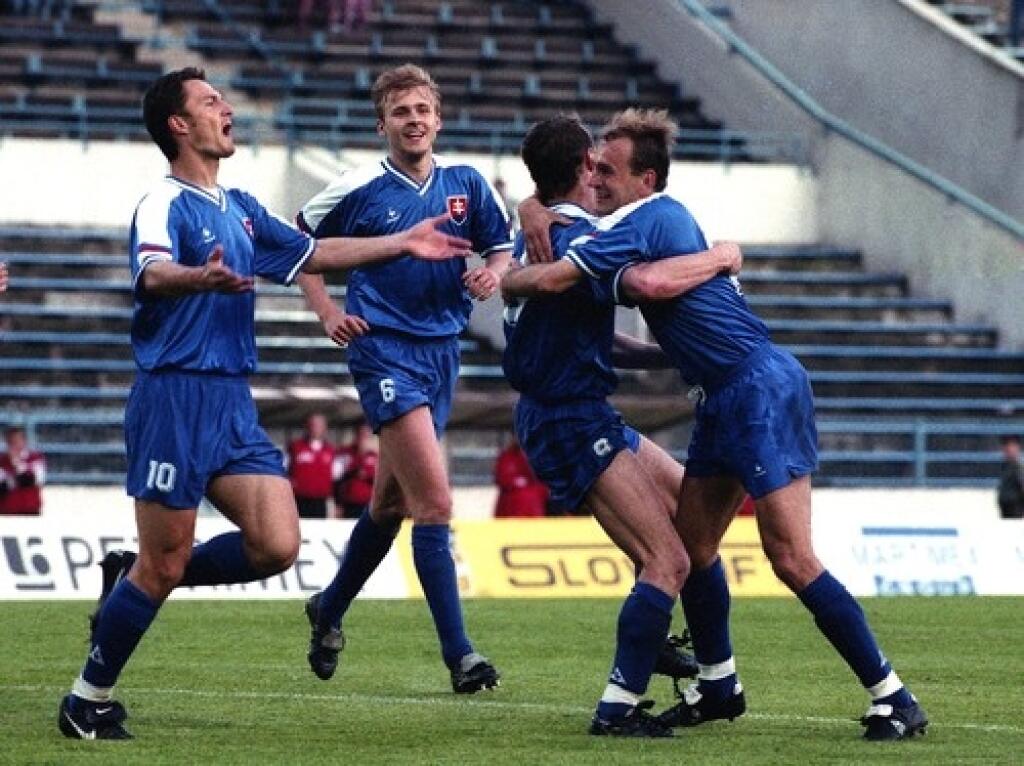 Momentka z prípravného zápasu SR - ČR z 8. mája 1995. Zľava Peter Dubovský, Róbert Tomaschek, Jaroslav Timko a Vladimír Weiss.