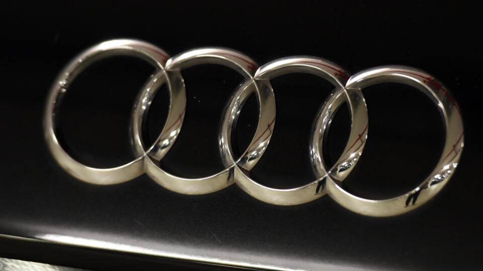 KK12 archív Düsseldorf - Na archívnej snímke z 28. júna 2016 logo automobilovky Audi v nemeckom Düsseldorfe. Nemecký výrobca luxusných vozidiel Audi, dcérska spoločnosť koncernu Volkswagen, zadržal dodávky áut, ktoré sa dostali do prístavov v USA po 2. apríli. Dôvodom je zavedenie nového cla vo výške 25 % na dovoz vozidiel zo zahraničia. FOTO TASR/DPA
ARCHIV - 28.06.2016, Nordrhein-Westfalen, Düsseldorf: Die Ringe vom Audi-Logo, aufgenommen in einer Garage. (zu dpa: «Bericht: Audi hält Importe i