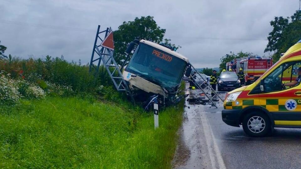 Vodič osobného auta zrážku s autobusom pri Zlatých Moravciach neprežil