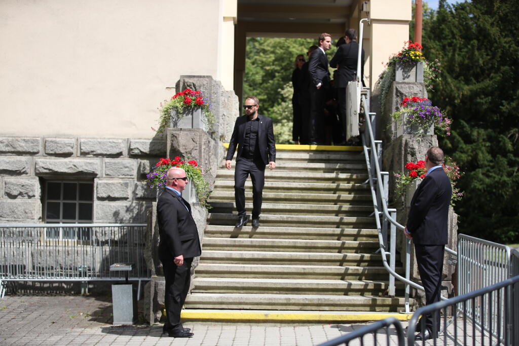 Príchod smútiacich na pohreb Mariána Čišovského.