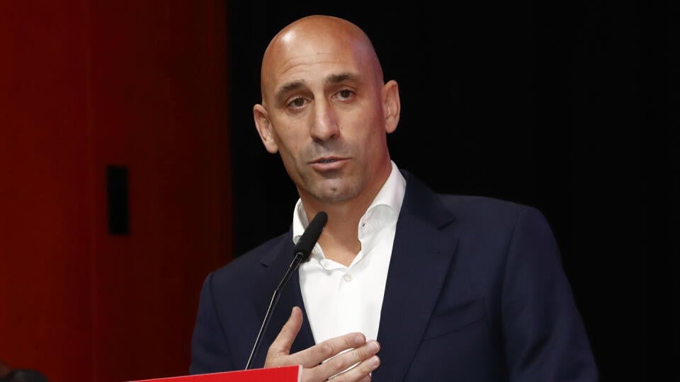 Na snímke prezident Španielskej futbalovej reprezentácie Luis Rubiales hovorí na mimoriadnom valnom zhromaždení federácie 25. augusta 2023 v španielskom meste Las Rozas. Luis Rubiales odmietol odstúpiť z postu prezidenta Španielskej futbalovej federácie (RFEF) napriek bozku na pery reprezentantky Jennifer Hermosovej na MS.